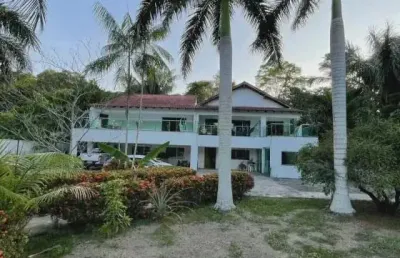 Clube de campo ponta negra, 5 quartos sendo 4 suítes, 1.500m2 de terreno,  mobilada, 6 vagas, agua