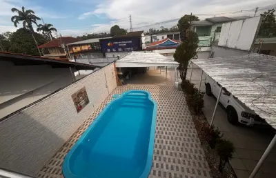 Casa no parque 10, 300m2, com piscina e churrasqueira, 3 suítes, climatizado com armários
