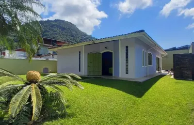 Charmosa casa com piscina reformada à venda na praia do lázaro – ubatuba