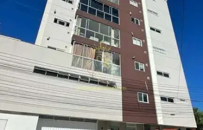 Excelente apartamento à venda no centro de camboriú, prédio com ótima localização, com elevador