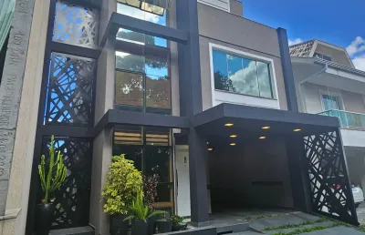 Sobrado triplex em condomínio fechado com 4 quartos, 254m2 de área construída e vista privilegiada para o bosque preservado em são josé dos pinhais.