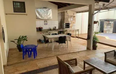 Casa para venda em uberlândia, santa mônica, 3 dormitórios, 3 suítes, 2 banheiros, 3 vagas