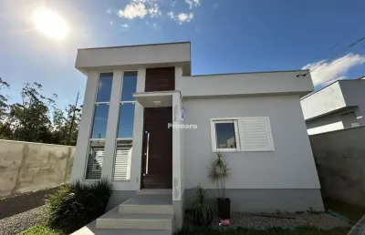 Casa com 2 quartos, pé direito duplo, 1 banheiro, terreno amplo, semimobiliada