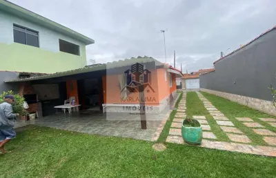 Casa maravilhosa para locação com 02 dorm, 2 banheiros, amplo espaço verde. em centro  -  bertioga