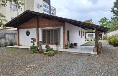 Casa com 3 quartos à venda no glória, joinville  por r$ 700.000
