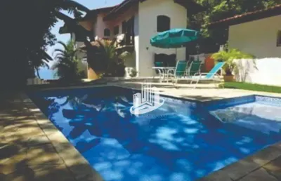 Sobrado paradisíaco no verde mar: conforto e luxo à beira-mar