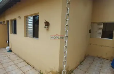 Imóvel bem localizado com - 2 dormitórios; próximo ao comércio local da região e