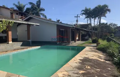 Casa  em condomínio fechado com 3 dormitórios sendo 1 suíte e piscina  em uma ót