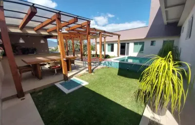 Casa à venda com  291,45 m²com piscina e churrasqueira em ótima localização em a