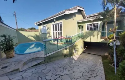 Casa à venda  com 230 m² com piscina e churrasqueira  em ótima localização em at