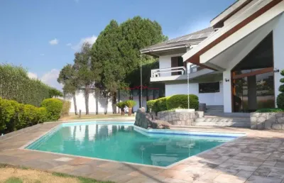 Triplex de alto padrão à venda com quadra poliesportiva e 7 quartos em atibaia