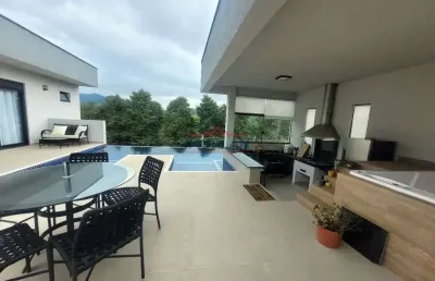 Projeto moderno e design arrojado numa casa totalmente térrea em condominio