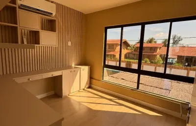 Casa em condominio no porto das dunas há poucos metros da praia com móveis projetados  e climatizada