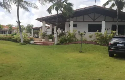 Casa com terreno amplo e piscina na colônia de férias - pecém