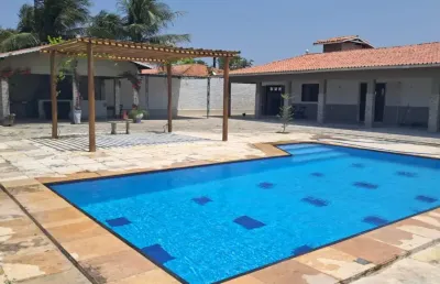 Vende - se casa avarandada e com piscina no centro de paracuru