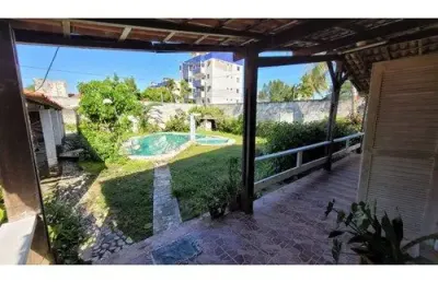 Uma linda casa com piscina, varanda e bastante verde no icaraí