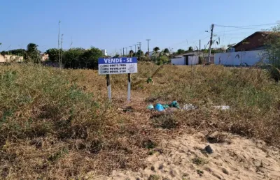 Vende - se terreno com 2.700m² e com a distância de 40m da praia