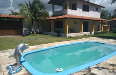 Vende - se duas casas conjugadas com piscina no centro da taiba