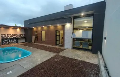 Residencia de otimo padrão com piscina e hidromassagem próximo do mar