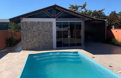 Casa com piscina e sistema solar a 140m da praia – guaratuba/pr