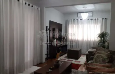 Boa vista casa com 03 dormitórios, 02 vagas de garagem.