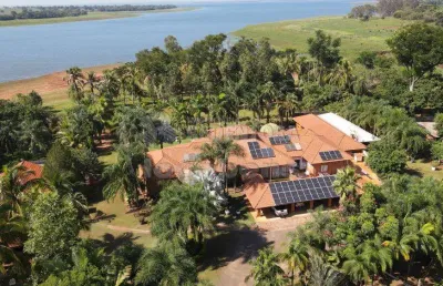 Pereira barreto - propriedade rural, mas perto do centro, tendo uma área em torno de 7900m² e 1400m² de construção, completo lazer.