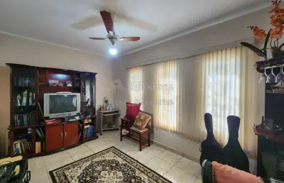 Venda de casa localizada no bairro jardim nazareth com 04 quartos.