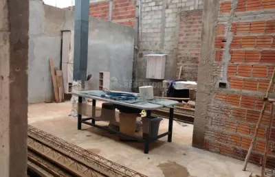 Colina azul - casa em construção, para entregar no estado, 2 dorms aptos, sala, coz, 3 wcs, garagens, despensa.
