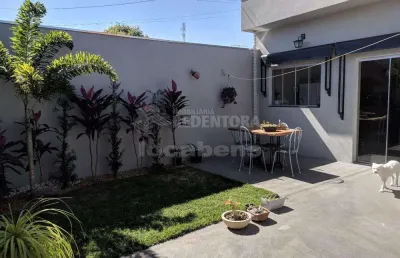Casa diferenciada de 3 dormitórios no jardim tropical