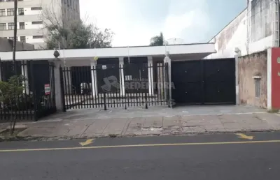 Centro - casa com ampla construção e terreno em excelente localização, comercio ou residencia