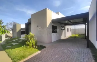Casa localizada no condominio fenhouse com armário embutido e cozinha planejada integrada.
