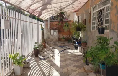 02 casas sendo 1 térrea frente e outra fundos sobradinho.