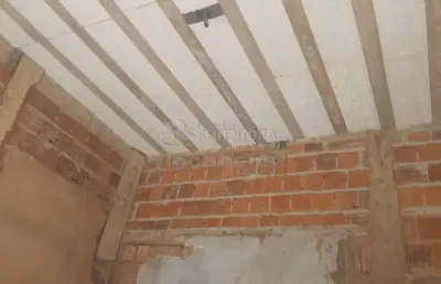 Casa em construção, com laje pronta , falta piso, parte elétrica ,e cobertura.