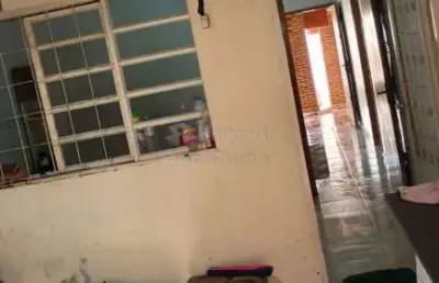 Venda de casa com 03 dormitórios localizada no jardim universo.