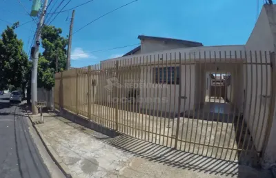 Venda de casa com edícula localizada no bairro jardim américa.
