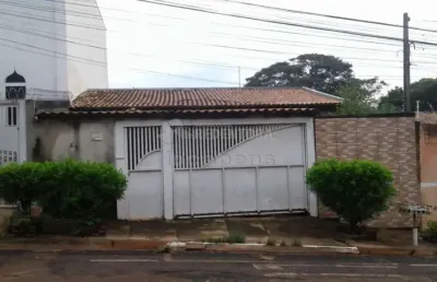 Cidadania - casa em terreno de 200 m² com área construída de 91,99 m², necessitando de reforma