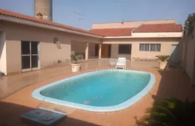 Casa no bairro estância vila azul com 03 dormitórios.