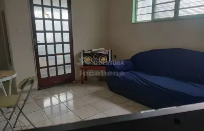 Santo antonio, casa na frente com 3 quartos, 1 banheiro, sala / cozinha, com varanda