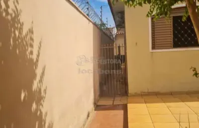 Eldorado casa com 04 dormitórios, 03 vagas de garagem.