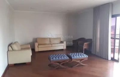 Apartamento no centro com 04 dormitórios, 02 vagas de garagem.
