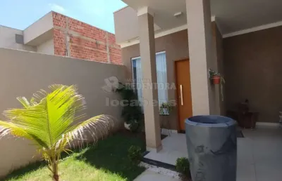 Casa com 02 dormitórios, 02 vagas de garagem no centro.