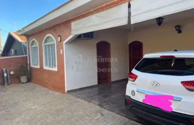 Casa no vila maceno com 03 dormitórios, 02 vagas de garagem.