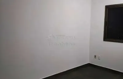 Apartamento no centro, com 02 dormitórios e 02 vagas de garagem.