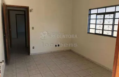 Casa  localizada no jardim yolanda com 03 dormitórios.
