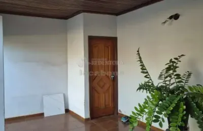 Casa residencial no jardim bordon com 03 dormitórios sendo 1 tipo apartamento.