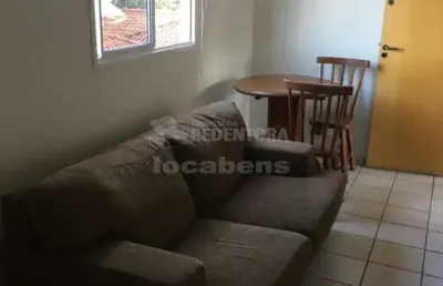 Apartamento mobiliado com 1 dormitorio e 1 vaga de garagem coberta.