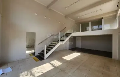 Salão comercial no centro com acessibilidade e sacada.