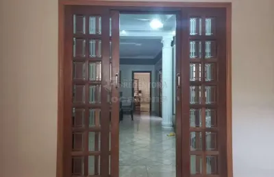 Casa padrão localizado no bairro arque das flores/jardim urupês com área gourmet e escritorio.
