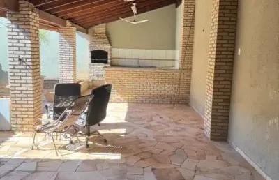 Casa no mançor daud com 3 dormitórios e com 6 vagas de garagem.