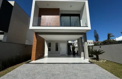 Casa com fino acabamento alto padrão na região nobre praia dos ingleses.